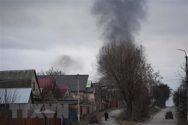 Khói bốc lên từ một vụ nổ gần thị trấn Hostomel ở phía Tây Bắc thủ đô Kiev, Ukraine ngày 24/2/2022. (Ảnh: AFP/TTXVN)
