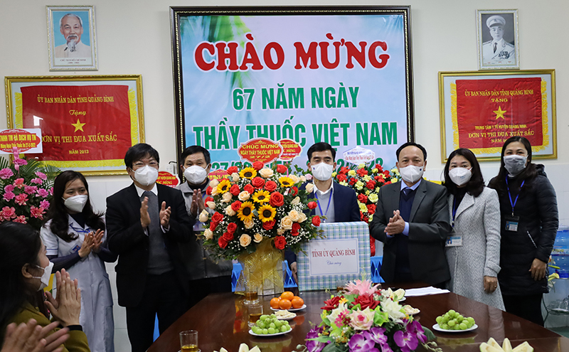 Đồng chí Phó Bí thư Thường trực Tỉnh ủy Trần Hải Châu tặng quà động viên Trung tâm y tế huyện Quảng Ninh