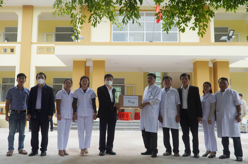 Giám đốc Sở Y tế bác sỹ Dương Thanh Bình thăm hỏi, động viên đội ngũ y bác sỹ, nhân viên y tế Trạm y tế xã Thượng Trạch (Bố Trạch) tăng cường hơn nữa công tác chăm sóc sức khỏe cho đồng bào dân tộc.