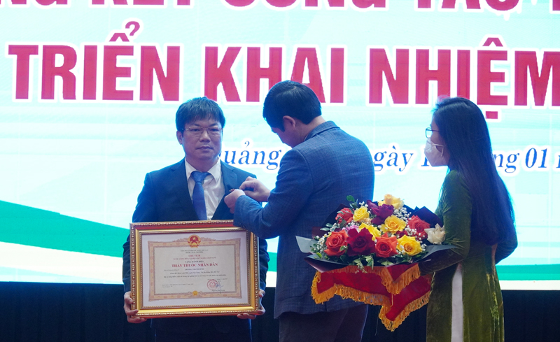 Đồng chí Phó Chủ tịch UBND tỉnh Hồ An Phong gắn danh hiệu Thầy thuốc Nhân dân cho bác sỹ Dương Thanh Bình.