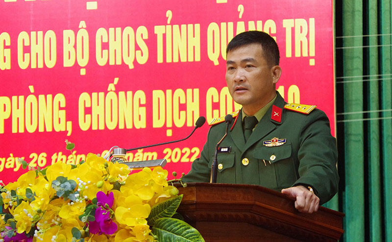 Đồng chí Chỉ huy trưởng Bộ CHQS tỉnh Đoàn Sinh Hòa phát biểu giao nhiệm vụ cho lực lượng tham gia phòng, chống dịch Covid-19 tại Quảng Trị 