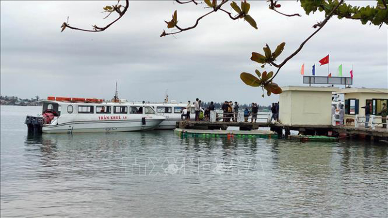 Công tác tìm kiếm người mất tích trong vụ chìm ca nô du lịch tại Cửa Đại đang được tiến hành khẩn trương. Ảnh: TTXVN