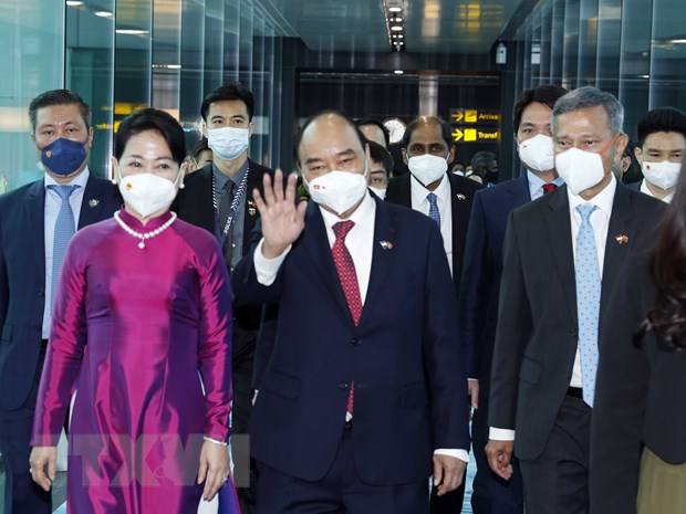Bộ trưởng Ngoại giao Singapore Vivian Balakrishnan tiễn Chủ tịch nước Nguyễn Xuân Phúc và Phu nhân tại sân bay Quốc tế Changi. (Ảnh: Thống Nhất/TTXVN)