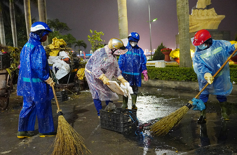 Thu gom rác thải khu vực chợ Đồng Hới dịp Tết Nhâm Dần 2022.