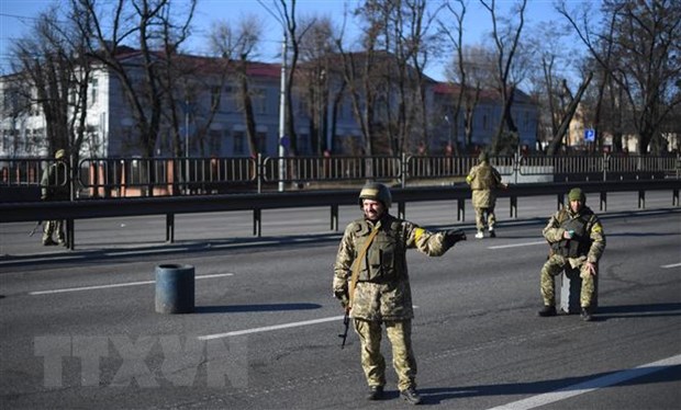 Binh sỹ Ukraine chốt chặn trên một tuyến phố ở thủ đô Kiev ngày 26/2. (Ảnh: AFP/TTXVN)