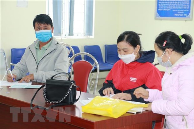Người lao động đến giải quyết chế độ tại cơ quan Bảo hiểm xã hội huyện Quỳnh Lưu, tỉnh Nghệ An. (Ảnh: Bích Huệ/TTXVN)