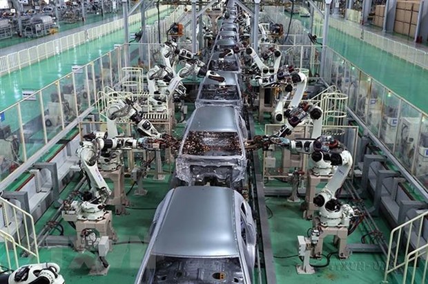 Dây chuyền hàn vỏ xe bằng robot tại Công ty TNHH Một thành viên Sản xuất ôtô THACO MAZDA tại Khu kinh tế mở Chu Lai (Quảng Nam) - một trong những khu kinh tế thu hút đầu tư lớn của khu vực miền Trung. (Ảnh: Danh Lam/TTXVN)
