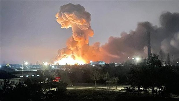 Khói lửa bốc lên từ một vụ nổ ở thủ đô Kiev (Ukraine) ngày 24/2/2022. (Ảnh: Ukrainian President’s Office/TTXVN)