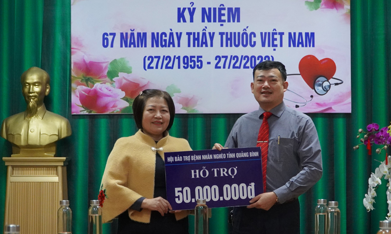 Chủ tịch Hội Bảo trợ bệnh nhân nghèo tỉnh Nguyễn Thị Thanh Hương, trao hỗ trợ cho ngành Y tế.