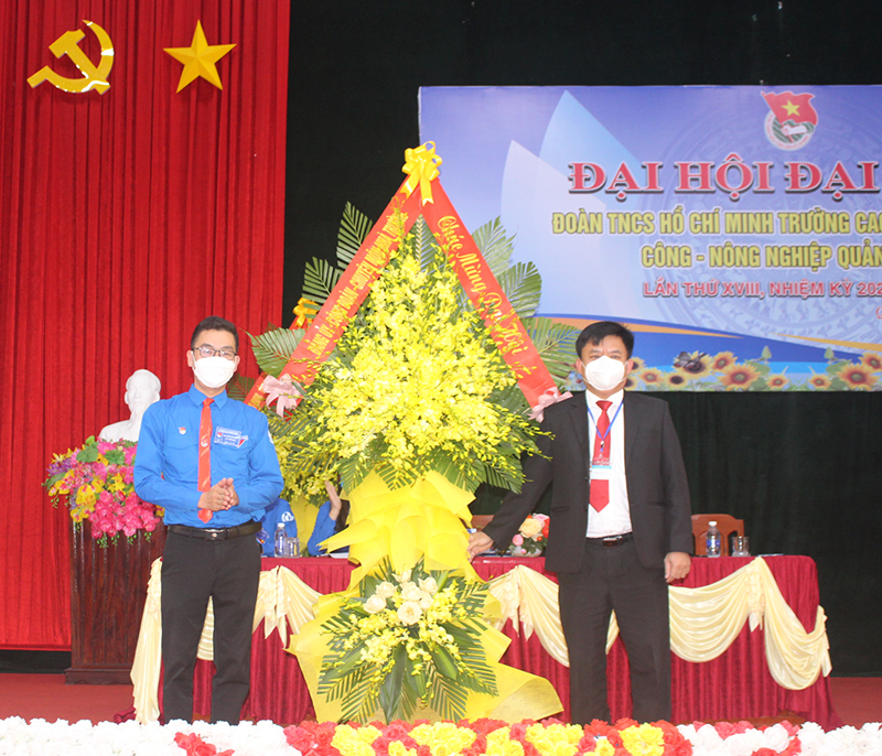 Đại diện lãnh đạo Trường Cao đẳng Kỹ thuật Công-Nông nghiệp Quảng Bình tặng hoa chúc mừng đại hội.