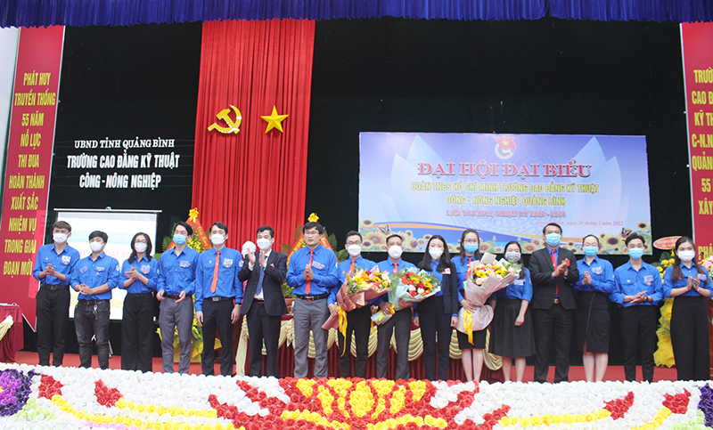 Các đại biểu tặng hoa chúc mừng BCH Đoàn trường CĐKT-CNN Quảng Bình nhiệm kỳ 2022-2024.