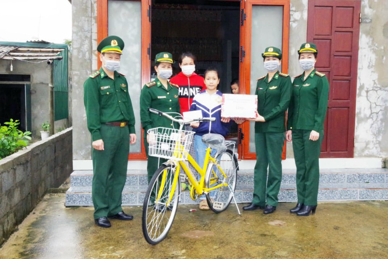 Cán bộ Hội Phụ nữ BĐBP tỉnh tặng quà và xe đạp cho em Phan Ngọc Anh Thư, Trường THCS xã Hải Ninh.
