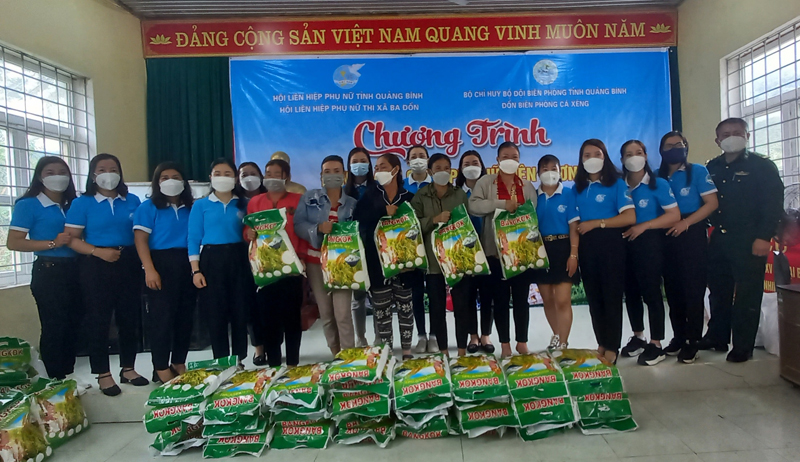 Tổ chức chương trình "Đồng hành cùng phụ nữ biên cương" tại huyện Minh Hóa