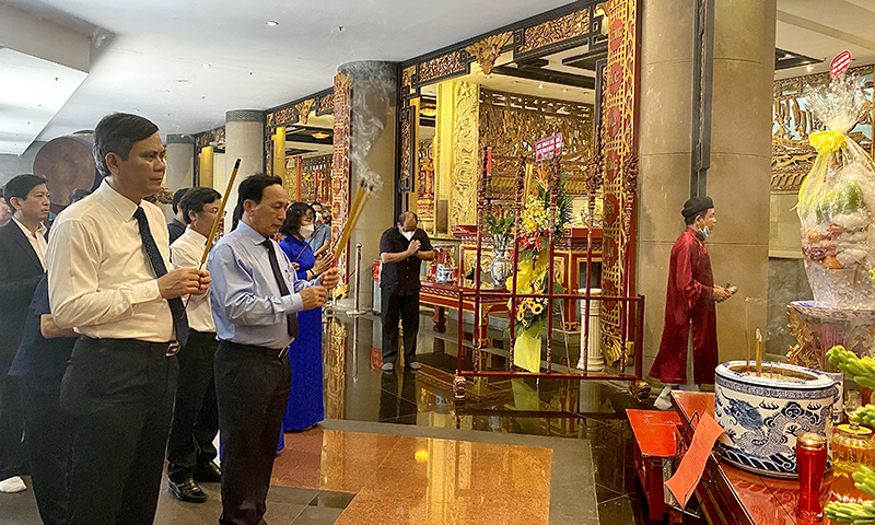Lãnh đạo tỉnh dâng hương Khu tưởng niệm các vua Hùng và Đền thờ Nguyễn Hữu Cảnh