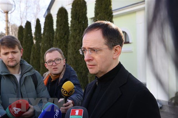 Trưởng đoàn đàm phán của Nga, ông Vladimir Medinsky, trả lời phỏng vấn tại Gomel, Belarus, ngày 28/2. (Ảnh: AFP/TTXVN)