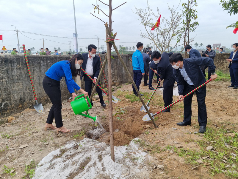 Đại diện lãnh đạo tỉnh tham gia trồng cây tại khuôn viên Đình làng Lũ Phong