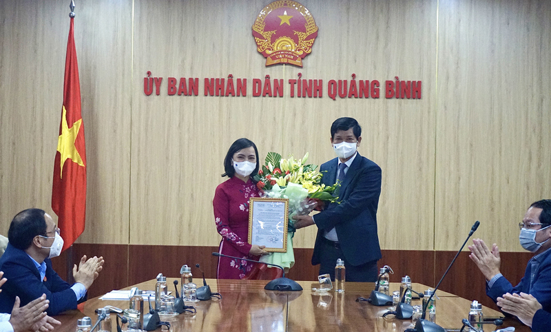 Đồng chí Phó Chủ tịch UBND tỉnh Hồ An Phong trao quyết định bổ nhiệm và tặng hoa chúc mừng đồng chí Phạm Thị Hồng Lê.