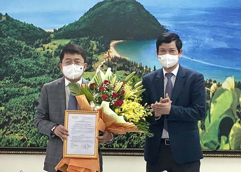 Đồng chí Phó Chủ tịch UBND tỉnh Hồ An Phong trao quyết định bổ nhiệm và tặng hoa chúc mừng đồng chí Hà Vĩnh Trung.