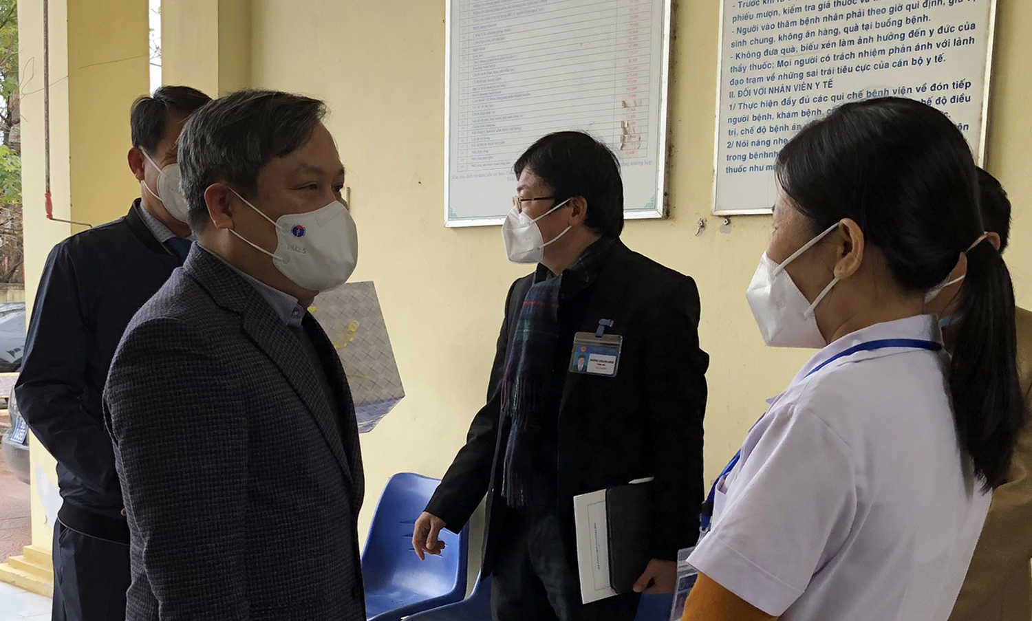 Đồng chí Bí thư Tỉnh ủy Vũ Đại Thắng kiểm tra công tác phòng, chống dịch tại Trạm y tế xã Bảo Ninh.