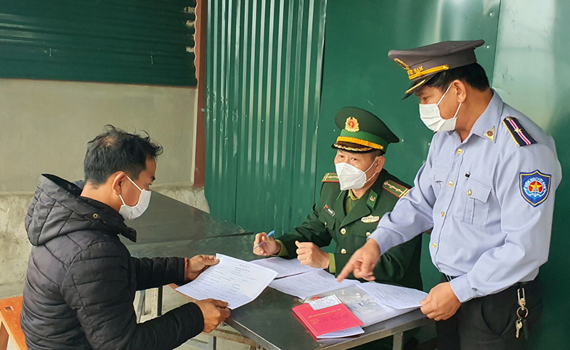 Ngư dân Nguyễn Quốc Huy ký cam kết chống khai thác IUU