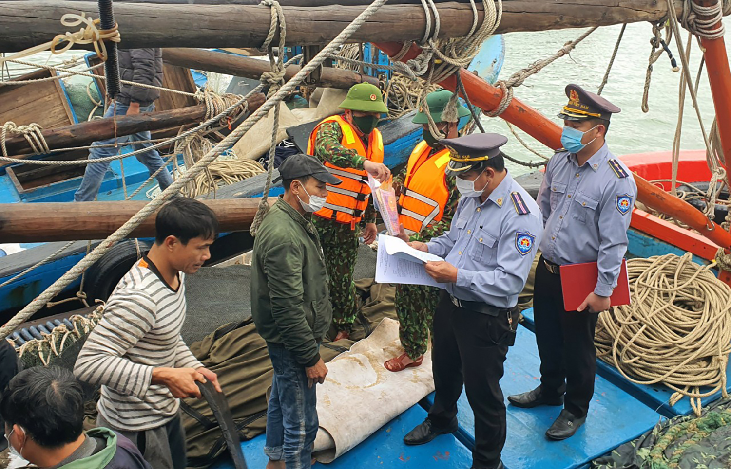 Lực lượng chức năng tuyên truyền, hướng dẫn ngư dân thị xã Ba Đồn chống khai thác IUU. 