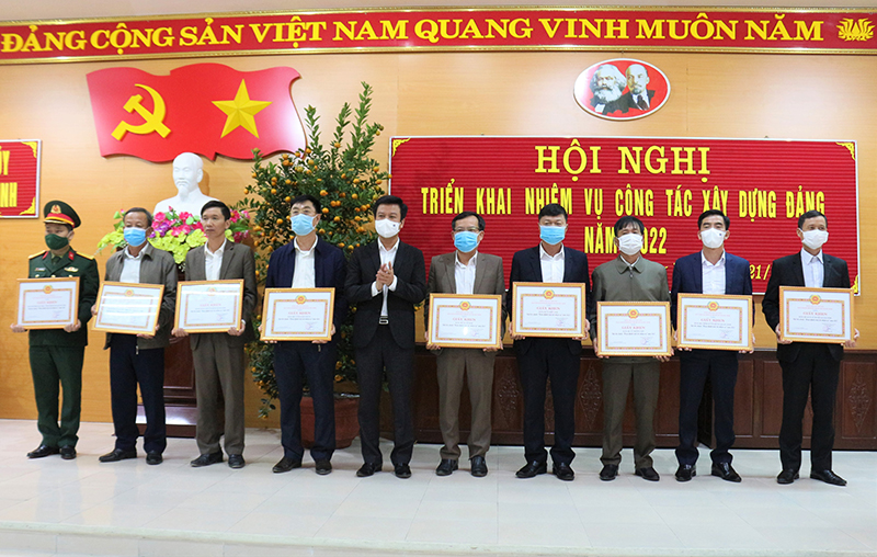 Lãnh đạo Huyện ủy Quảng Ninh trao bằng khen cho các TCCSĐ hoàn thành xuất sắc nhiệm vụ năm 2021. 