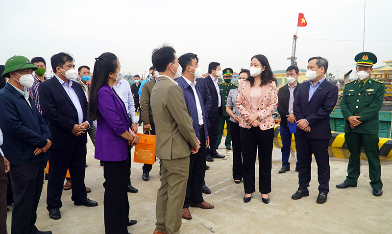 Đồng chí Phó Chủ nước Võ Thị Ánh Xuân trò chuyện với cán bộ, ngư dân phường Quảng Phúc (TX.Ba Đồn) về nỗ lực  "gỡ thẻ vàng " của EC