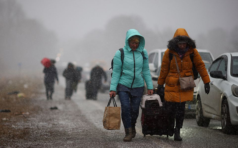  Người dân tại Ukraine sang Ba Lan lánh nạn. (Ảnh: Reuters)