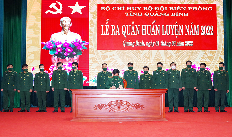 Đại tá Lê Văn Tiến, Bí thư Đảng ủy, Chính ủy BĐBP Quảng Bình ký chứng kiến giao ước đợt thi đua ra quân huấn luyện năm 2022. 