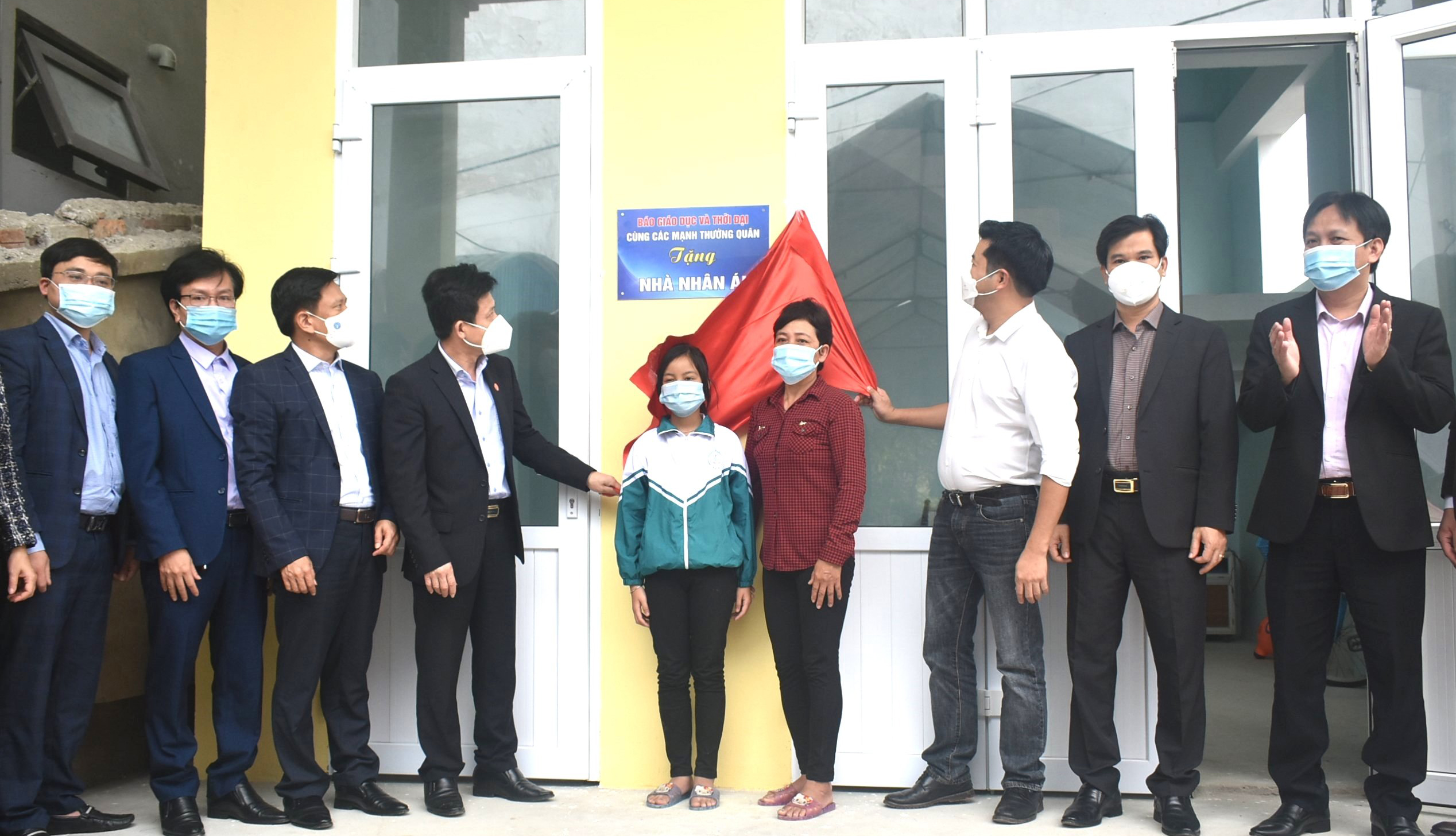 Bàn giao nhà nhân ái cho gia đình em Lê Thị Quỳnh Hoa, học sinh lớp 4, Trường Tiểu học số 2 Phong Thủy (Lệ Thủy).