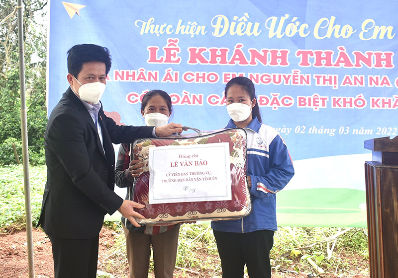 Đồng chí Lê Văn Bảo, Ủy viên Ban Thường vụ, Trưởng ban Dân vận Tỉnh uỷ tặng quà cho gia đình em Nguyễn Thị An Na.