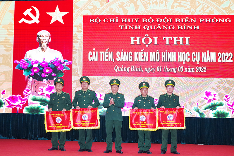 Đại tá Hồ Thanh Sơn, Phó Chỉ huy trưởng, Tham mưu trưởng trao giải cho các sáng kiến, mô hình tiêu biểu.  