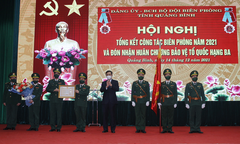 Thừa ủy quyền của Chủ tịch nước, đồng chí Chủ tịch UBND tỉnh Trần Thắng trao Huân chương Bảo vệ Tổ quốc hạng Ba cho BCH BĐBP tỉnh.