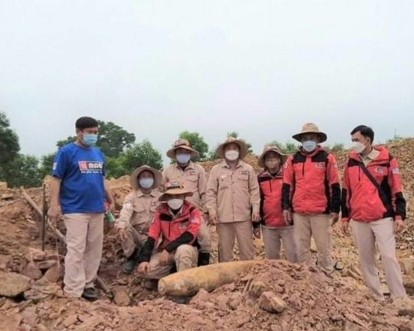 Các chuyên gia dự án MAG Quảng Bình xử lý an toàn quả bom vừa phát hiện tại huyện Lệ Thủy.