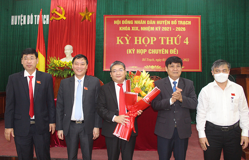  Lãnh đạo Huyện ủy, HĐND, UBND huyện Bố Trạch tặng hoa chúc mừng đồng chí tân Phó Chủ tịch UBND huyện Bùi Quốc Thanh.