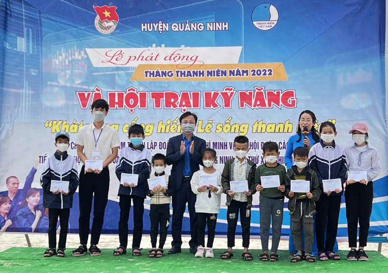 Huyện đoàn Quảng ninh tặng quà cho học sinh có hoàn cảnh khó khăn tại xã Hải Ninh.