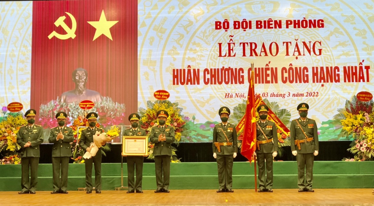 Thừa ủy quyền của Chủ tịch nước, Thượng tướng Hoàng Xuân Chiến, Ủy viên Trung ương Đảng, Thứ trưởng Bộ Quốc phòng trao Huân chương cho các tập thể, cá nhân thuộc Bộ đội Biên phòng.