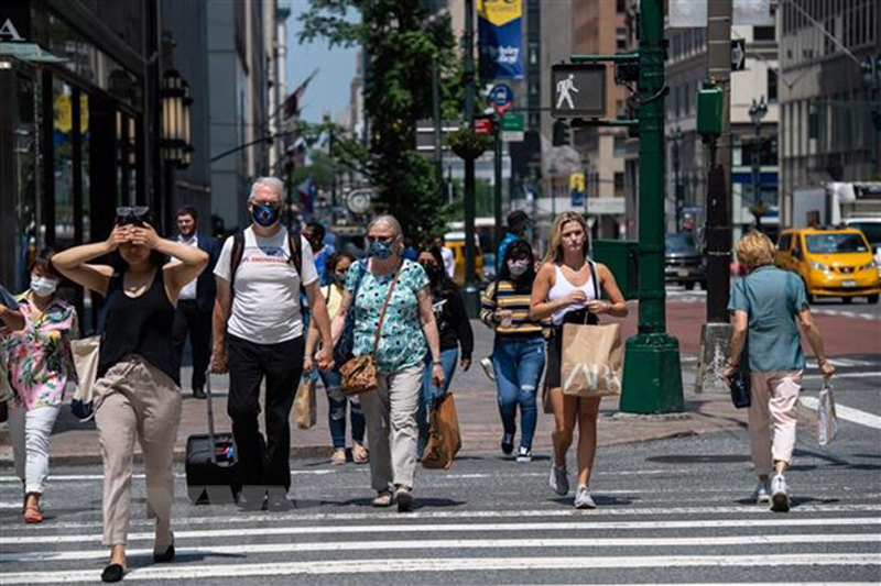 Người dân di chuyển trên phố ở New York, Mỹ. (Ảnh: AFP/TTXVN)