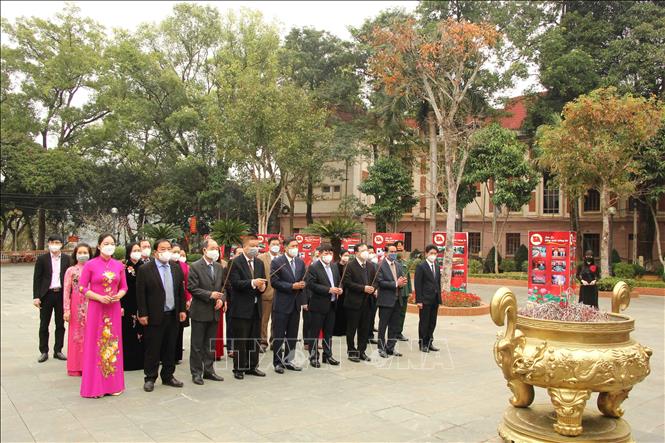 Các đại biểu dâng hương tại Nhà tưởng niệm các Anh hùng liệt sỹ Nhà tù Sơn La. 
