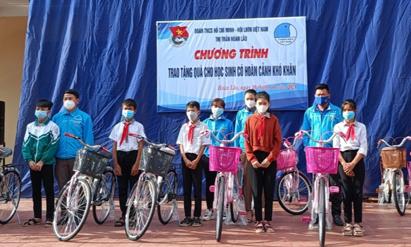 Đại diện Đoàn thị trấn Hoàn Lão trao xe đạp cho học sinh nghèo vượt khó trên địa bàn thị trấn.