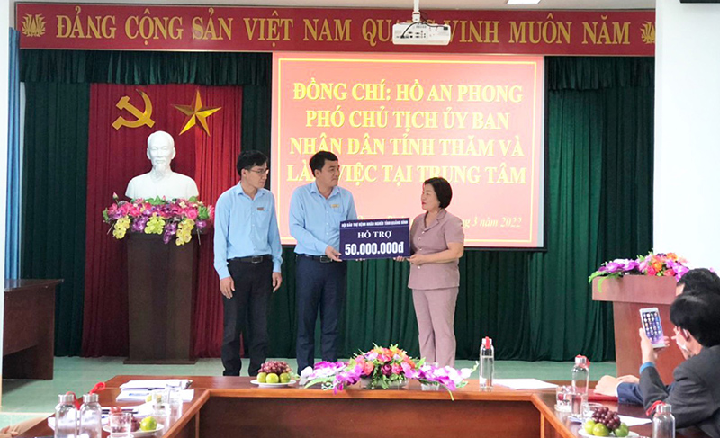 Hội Bảo trợ bệnh nhân nghèo tỉnh Quảng Bình trao tặng 50 triệu đồng cho Trung tâm Chăm sóc và phục hồi chức năng người tâm thần tỉnh.