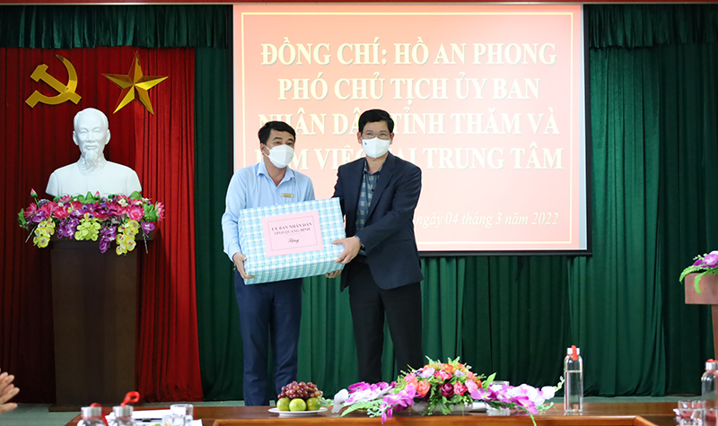 Đồng chí Hồ An Phong trao quà cho Trung tâm Chăm sóc và phục hồi chức năng người tâm thần.