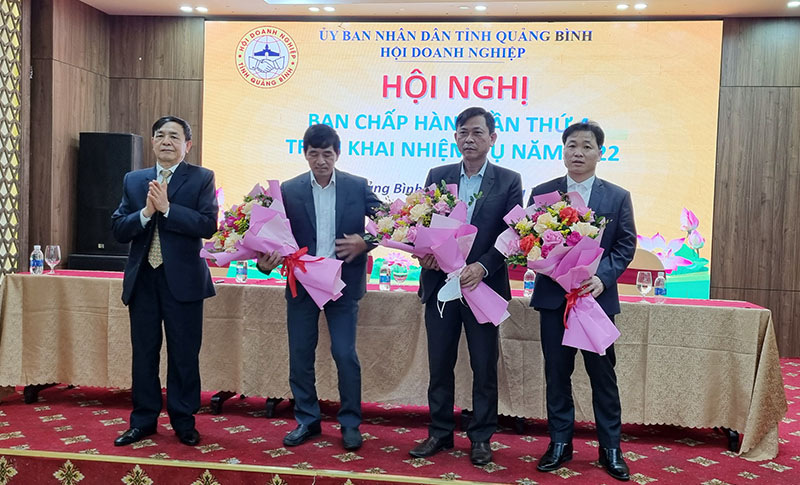 Đồng chí Lê Thuận Văn, Chủ tịch Hội Doanh nghiệp tỉnh trao hoa chúc mừng các đồng chí trúng cử bầu bổ sung BCH khóa III