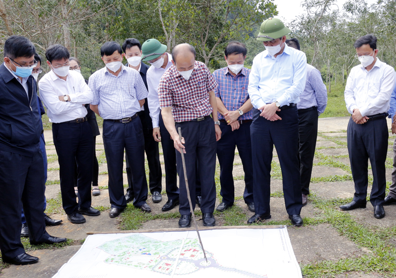 Đồng chí Chủ tịch UBND tỉnh Trần Thắng nghe báo cáo xây dựng hạ tầng kỹ thuật Khu di tích di tích lịch sử cấp quốc gia hang Lèn Hà.