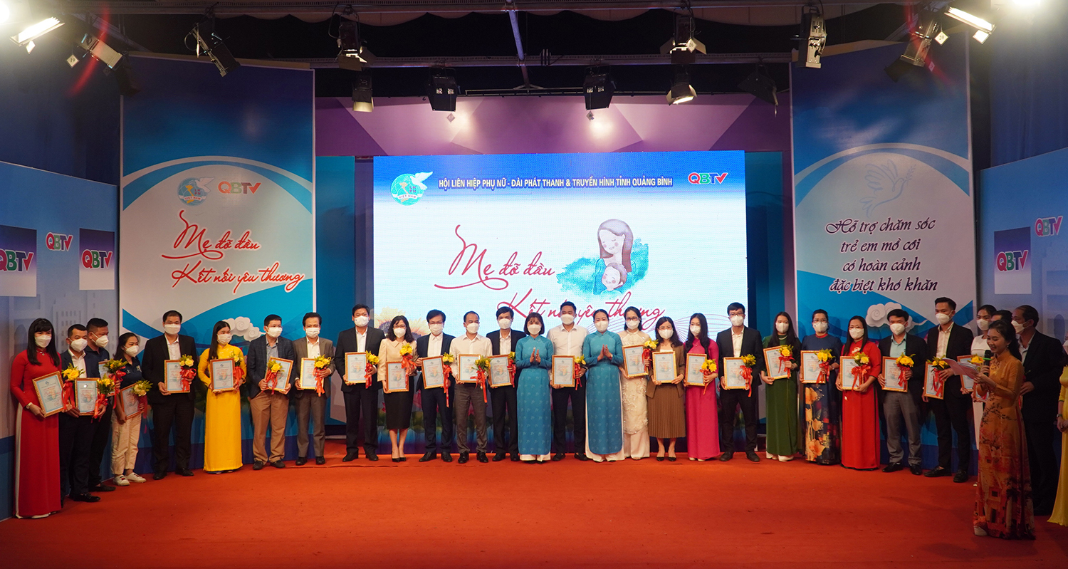  Đồng chí Chủ tịch Hội LHPN tỉnh Diệp Thị Minh Quyết chụp ảnh lưu niệm cùng các tổ chức, cá nhân hảo tâm tham gia chương trình
