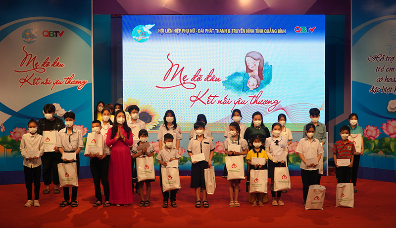 Đồng chí Chủ tịch Ủy ban MTTQVN tỉnh Phạm Thị Hân tặng quà cho các cháu mồ côi