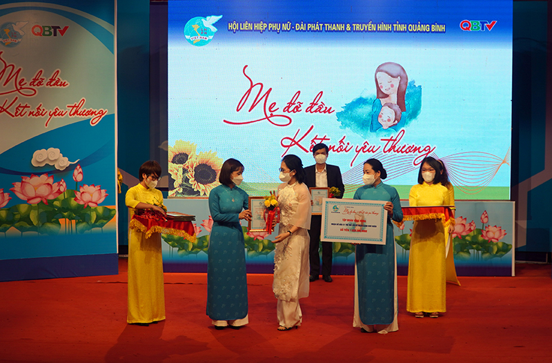 Đồng chí Chủ tịch Hội LHPN tỉnh Diệp Thị Minh Quyết tặng hoa cho đại diện Công ty TNHH Tập đoàn Vĩnh Hưng