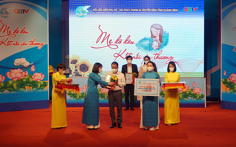 Đồng chí Chủ tịch Hội LHPN tỉnh Diệp Thị Minh Quyết tặng hoa cho đại diện Công ty TNHH xây dựng Việt Tiến