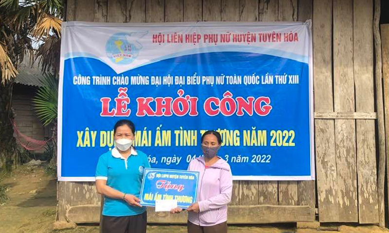 Đồng chí Đinh Thị Ái Ninh, Chủ tịch Hội LHPN huyện trao tiền hỗ trợ xây “Mái ấm tình thương” cho chị Cao Thị Hương