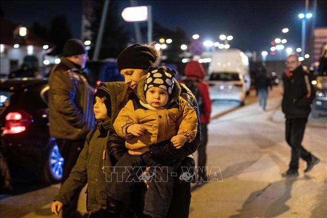 Người tị nạn Ukraine tại Hrebenne, khu vực biên giới Ba Lan và Ukraine, ngày 3/3/2022. Ảnh: PAP/TTXVN